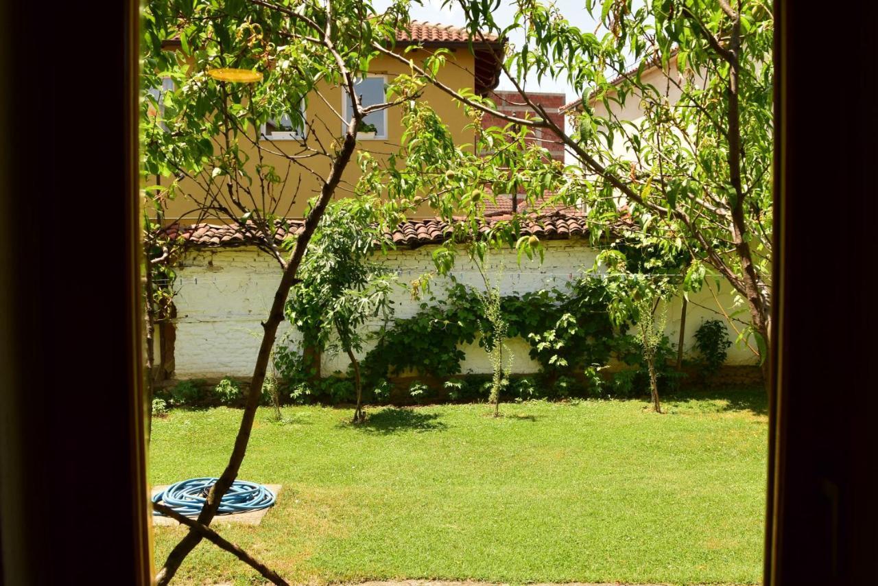Garden Guesthouse Gjakova ภายนอก รูปภาพ